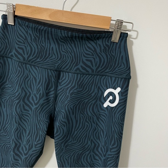Peloton Cadent High-Rise Reversible Zebra Print Legging Black/Blue size Medium - Picture 9 of 16